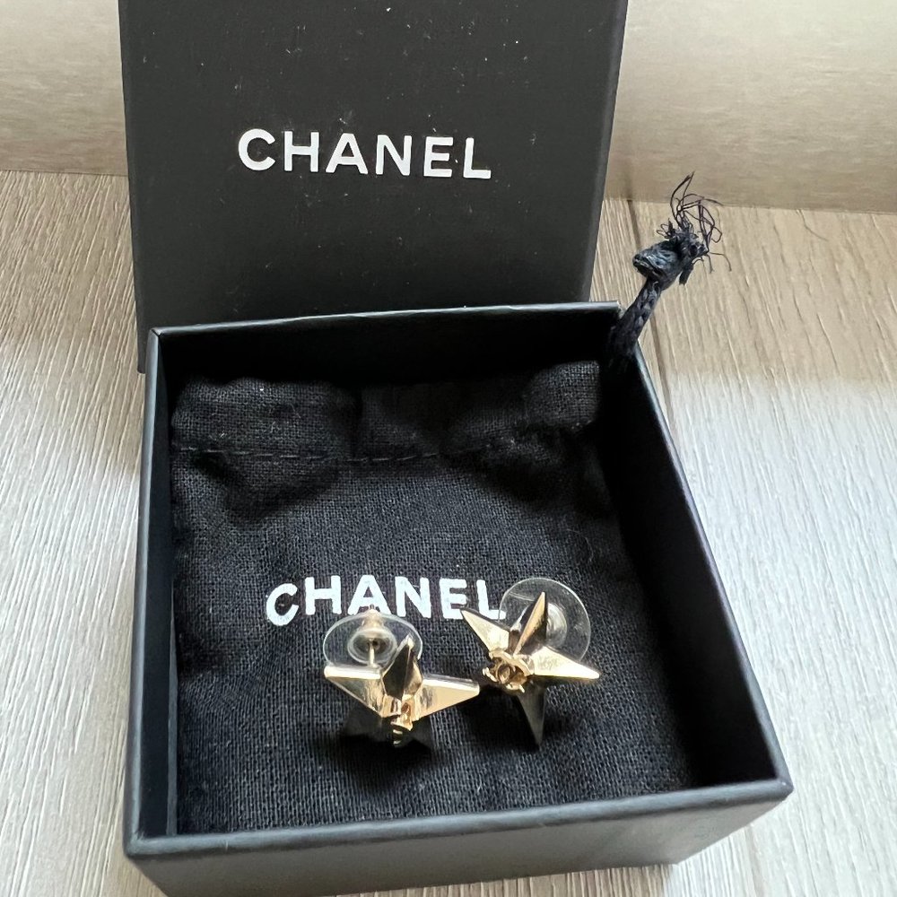 Chanel Stars earrings in gold
